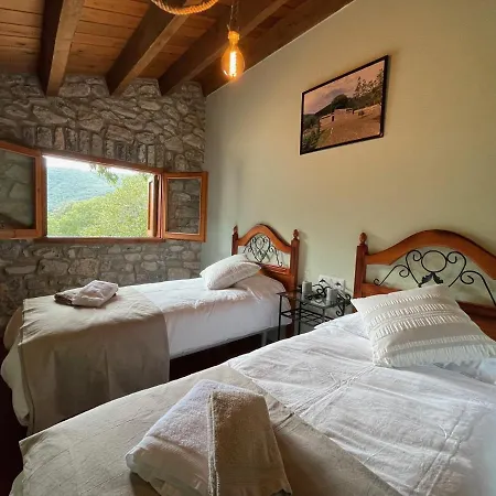 El Vilarot. La Casa De Piedra En La Naturaleza. Girona