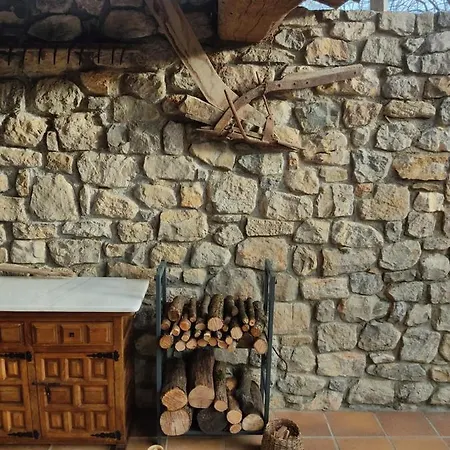 El Vilarot. La Casa De Piedra En La Naturaleza. בקתה
