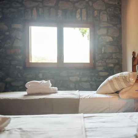El Vilarot. La Casa De Piedra En La Naturaleza. Chalet Girona